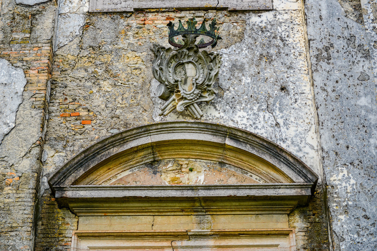 OLD SCULPTURE OF BUILDING