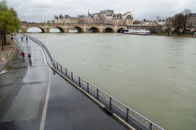 Arch bridge over river in city