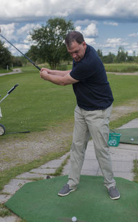 Full length of man playing golf on field