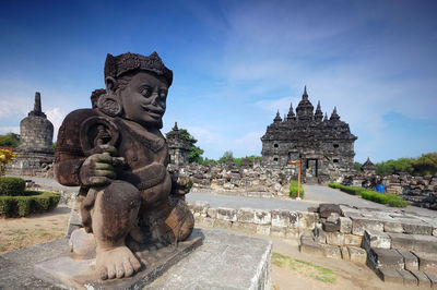 Statue of historic building against sky