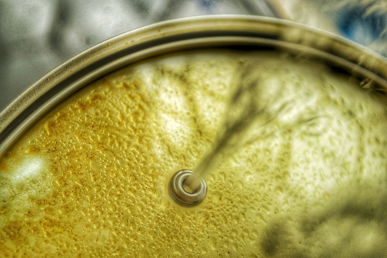 HIGH ANGLE VIEW OF WATER DROPS IN METAL