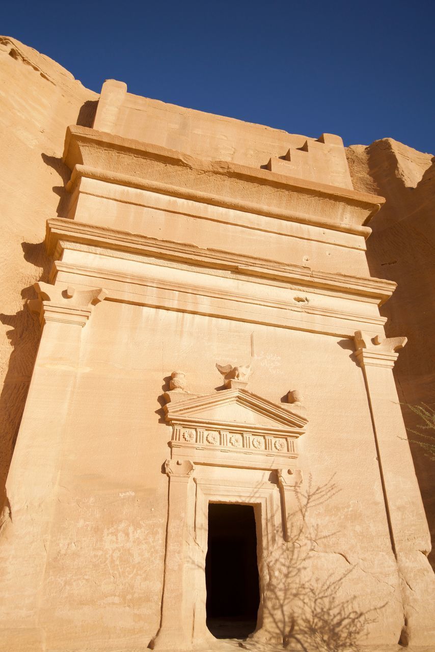 LOW ANGLE VIEW OF STATUE OF BUILDING