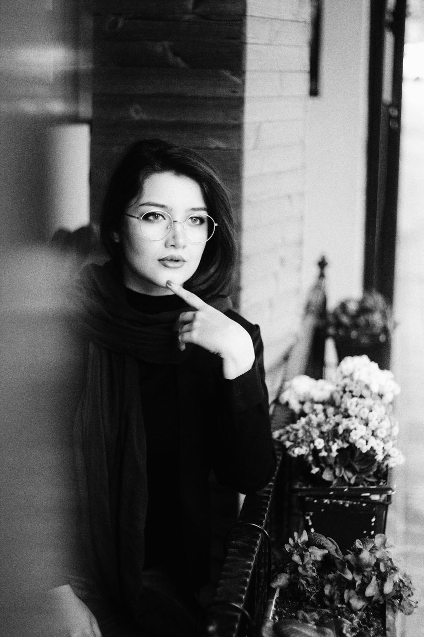 PORTRAIT OF BEAUTIFUL WOMAN SITTING ON FLOOR