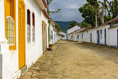 Footpath with old historics colonial style houses on paraty city 