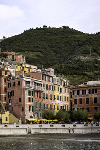 Classic postcard aerial view of vernazza, cinque terre, italy - colorful houses and a beautiful 