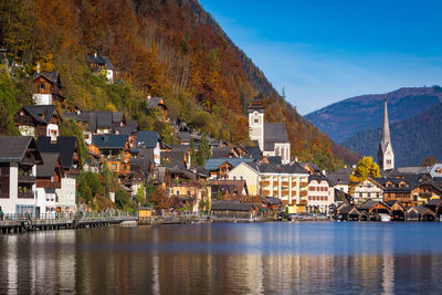 Beautifull hallstatt mountain village by hallstatter lake, austrian alps