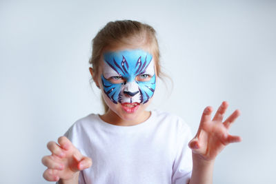 A girl with aqua makeup in the form of a blue water tiger zodiac depicts a tiger.