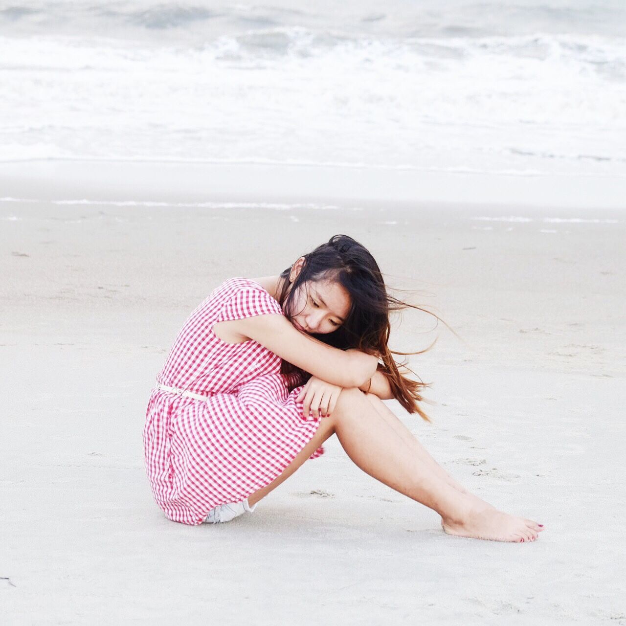 beach, sand, lifestyles, young adult, leisure activity, person, sea, shore, young women, vacations, water, full length, relaxation, sitting, casual clothing, sunglasses, enjoyment, horizon over water