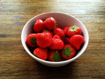 Close-up of strawberries in bowl on table