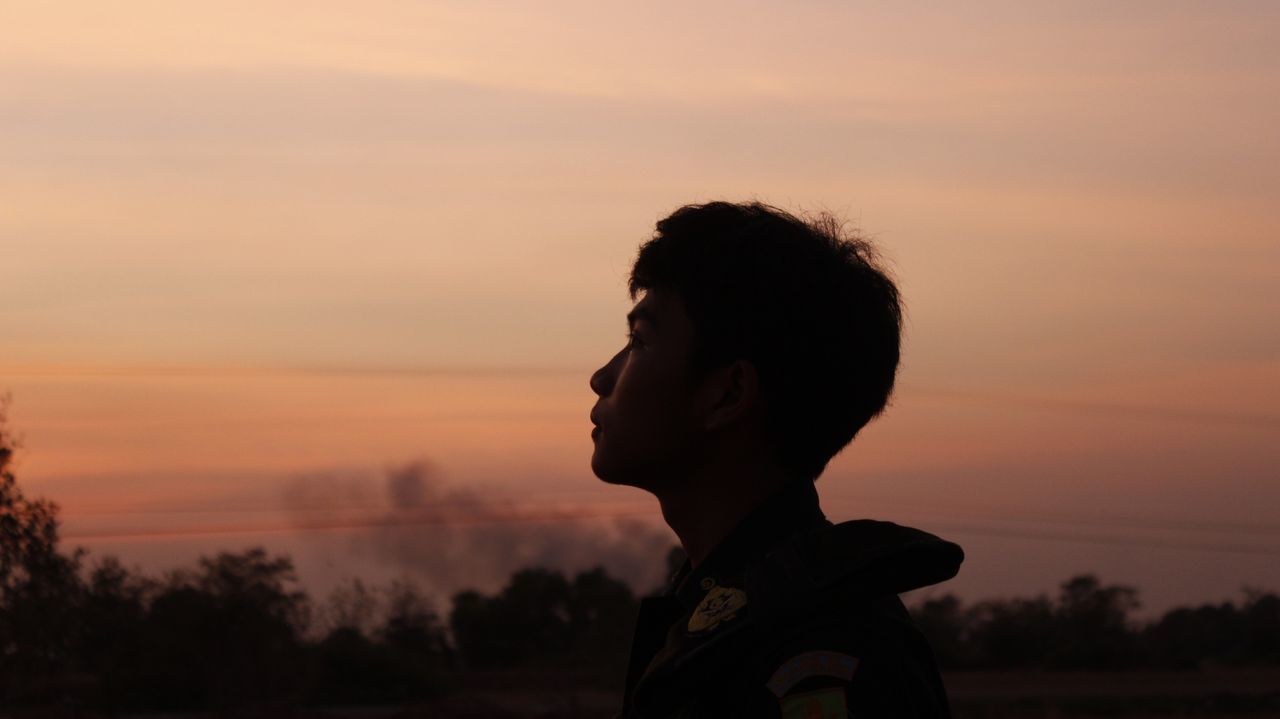 PORTRAIT OF SILHOUETTE MAN LOOKING AT SUNSET