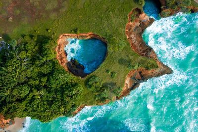 The view of the beach from aerial photographs is between love and hollow corals
