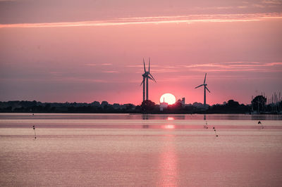 Sonnenuntergang am binnensee auf fehmarn