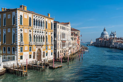 Canal passing through buildings in city