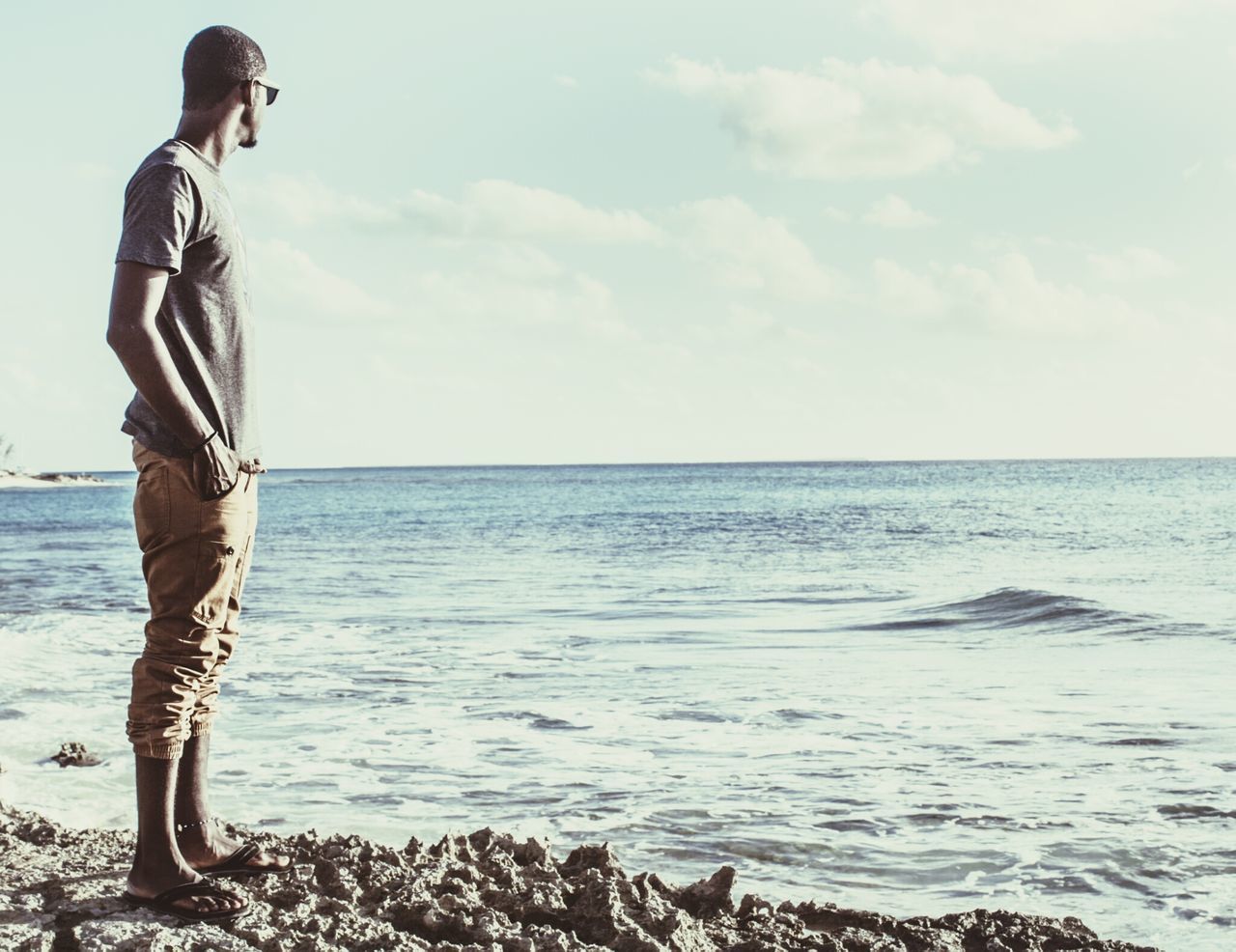 sea, water, horizon over water, lifestyles, standing, leisure activity, sky, beach, casual clothing, full length, rear view, men, shore, nature, three quarter length, young adult, vacations, beauty in nature