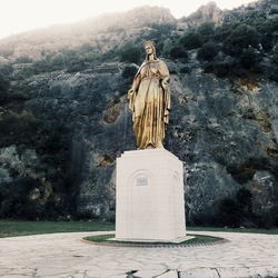 Statue of buddha against mountain