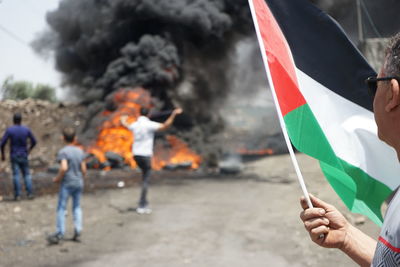 Raising the palestinian flag during the confrontations between the palestinians and the israeli army