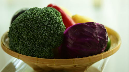 Close-up of green beans in bowl on table