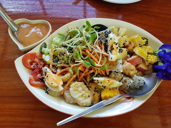 Fruit salad and cream sauce in bowl