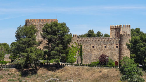 Old ruin building against sky