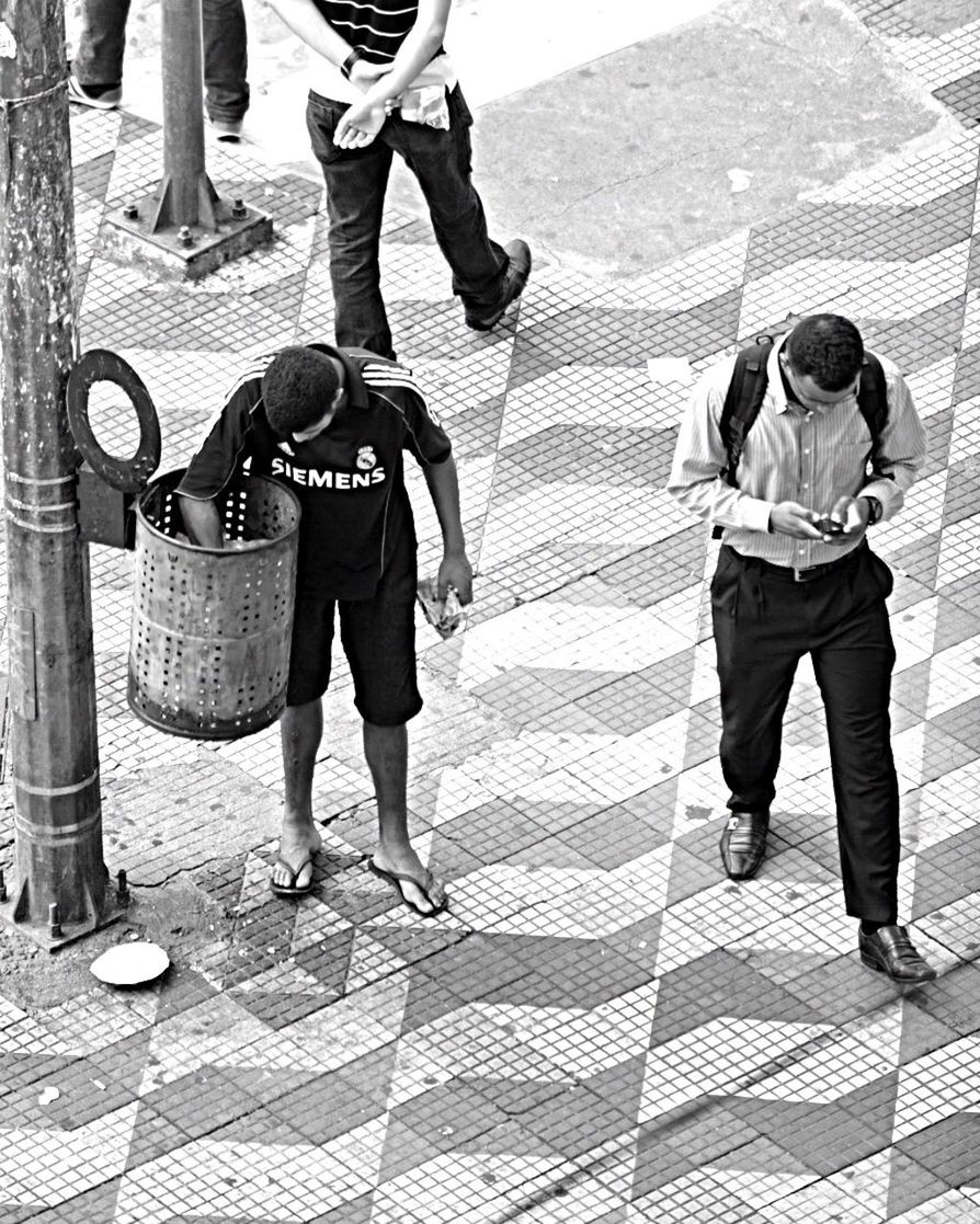 full length, group of people, casual clothing, street, real people, people, day, standing, men, footpath, city, togetherness, sunlight, outdoors, lifestyles, adult, emotion, males, front view, paving stone