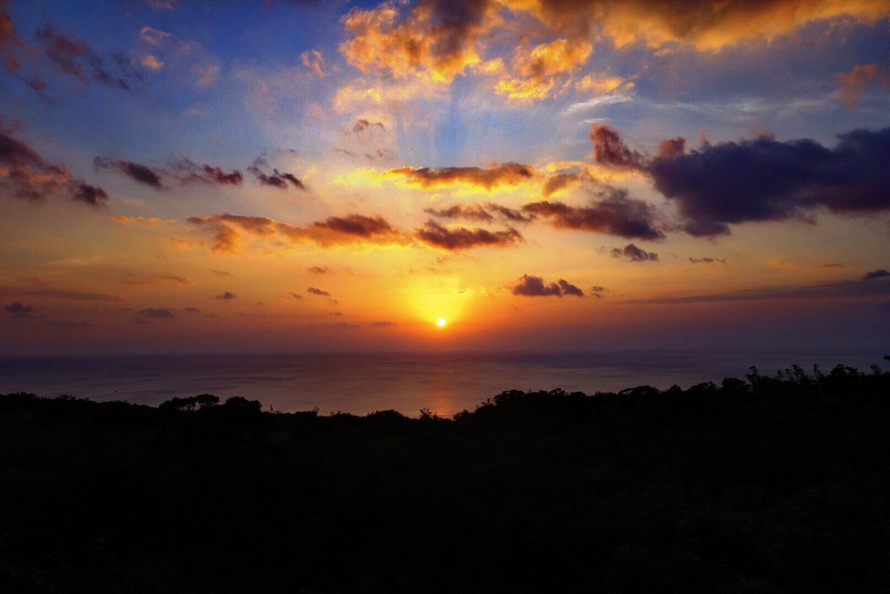 sunset, scenics, sea, horizon over water, tranquil scene, beauty in nature, sky, tranquility, orange color, silhouette, water, sun, idyllic, cloud - sky, nature, dramatic sky, cloud, beach, majestic, shore