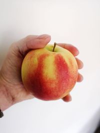 Close-up of hand holding apple