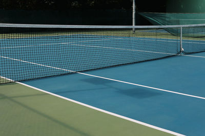 Net on empty tennis court