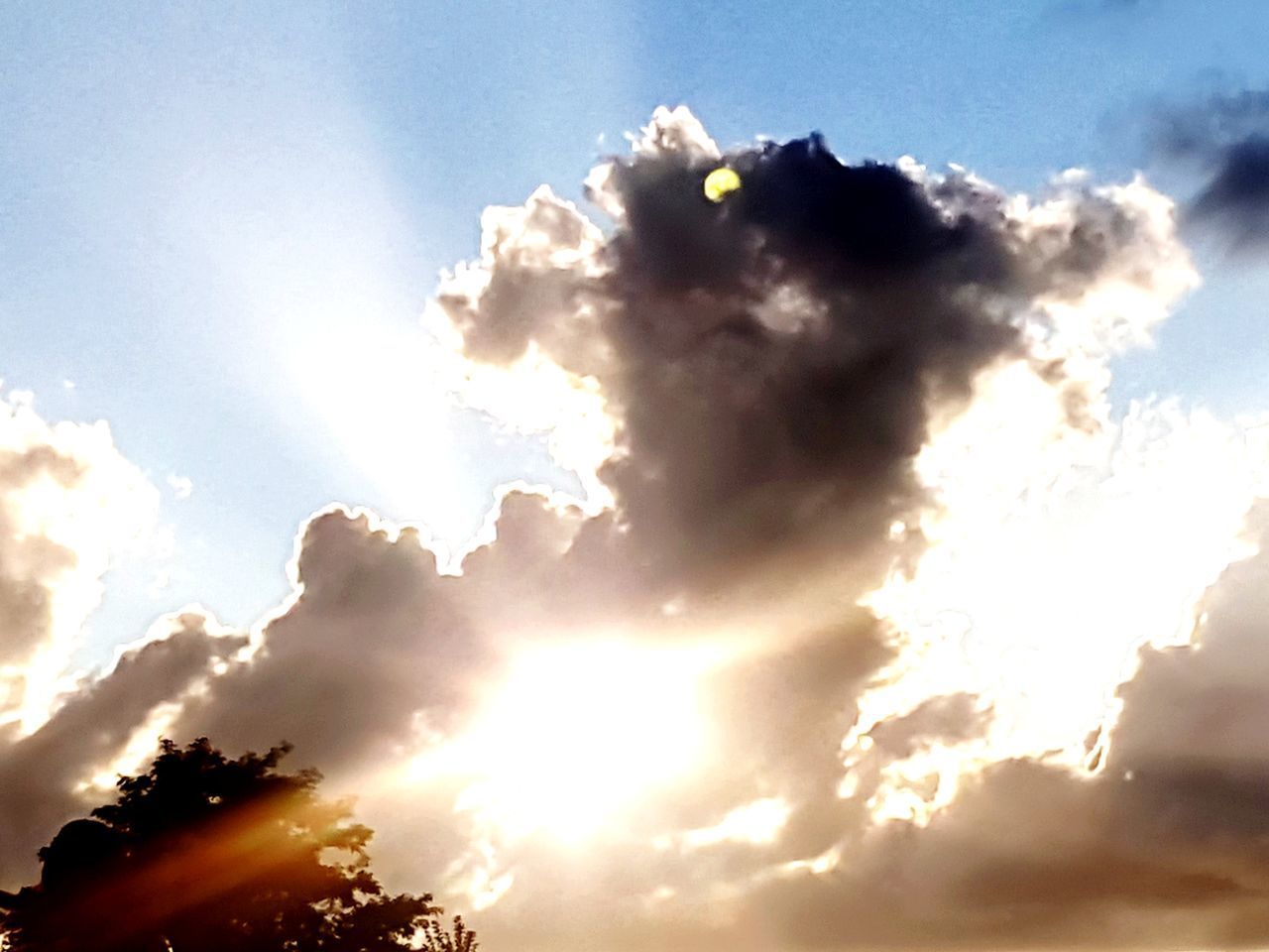 LOW ANGLE VIEW OF BRIGHT SUN IN SKY DURING SUNSET