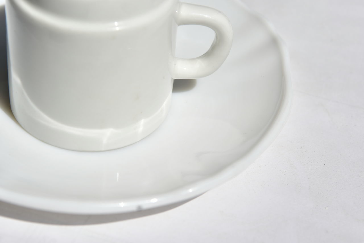 HIGH ANGLE VIEW OF COFFEE ON TABLE