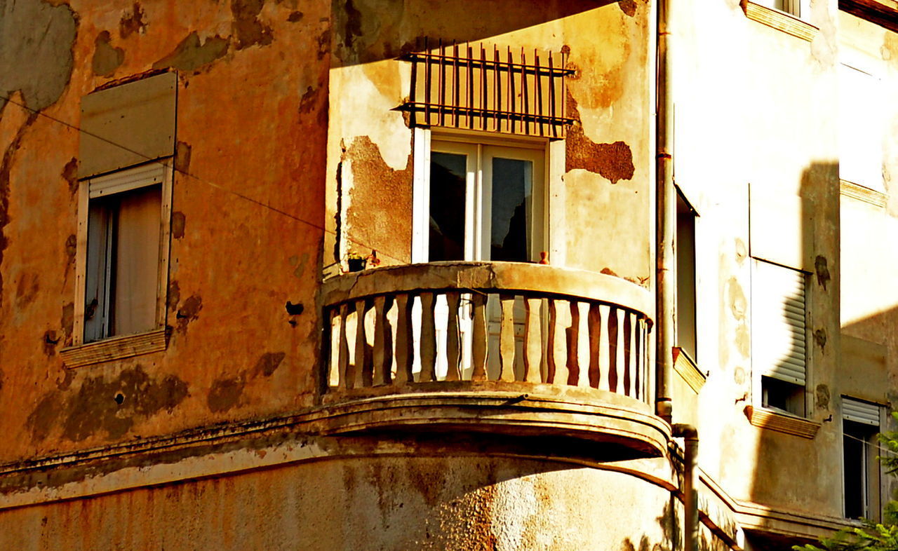 LOW ANGLE VIEW OF OLD BUILDING IN CITY