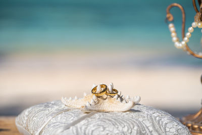 Close-up of wedding rings in front of the carebean sea 