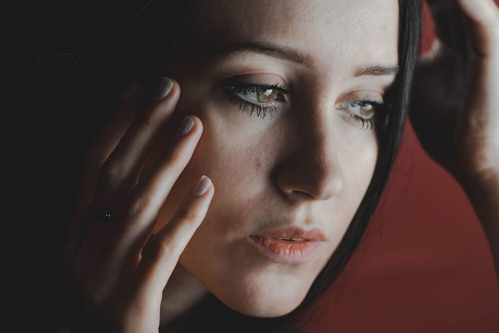 CLOSE-UP PORTRAIT OF A BEAUTIFUL YOUNG WOMAN