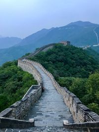 Great wall of china on mountain against sky