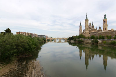 Mayo 2018, flora y arquitectura cerca de la ribera del ebro.