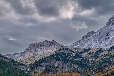 Views at the entrance to the bujaruelo valley in autumn, huesca, spain.