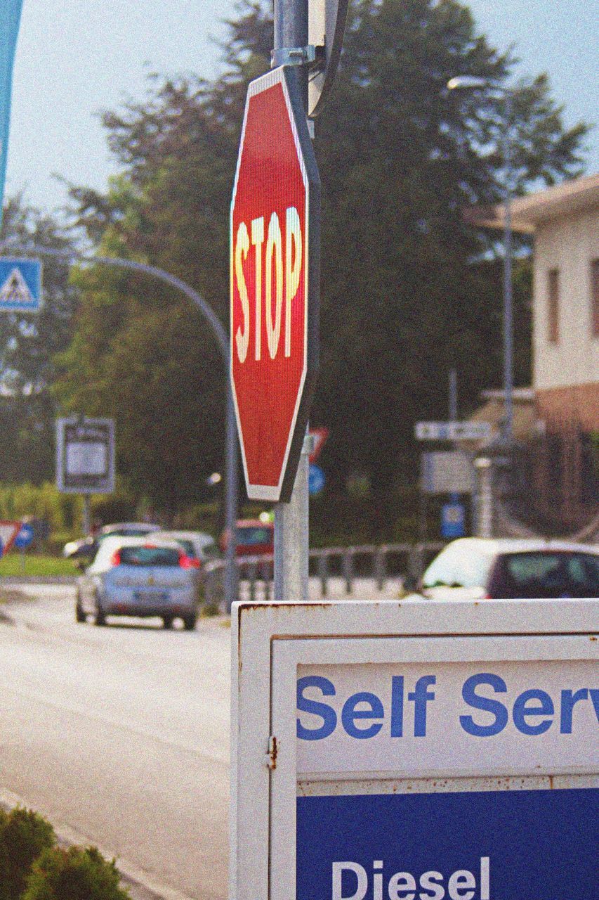 CLOSE-UP OF ROAD SIGN ON STREET