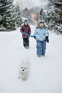 Fun games kids can play in the snow. outdoor winter activities for kids and family. happy kids