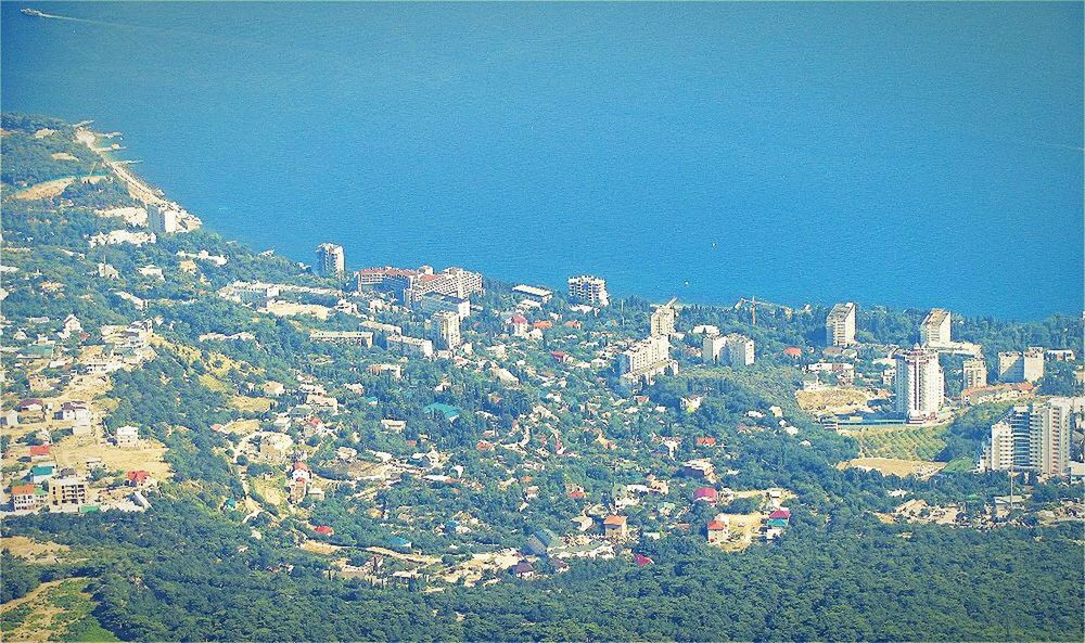 building exterior, architecture, built structure, city, cityscape, high angle view, blue, clear sky, water, copy space, residential district, residential building, sea, aerial view, residential structure, crowded, tree, outdoors, nature, sky