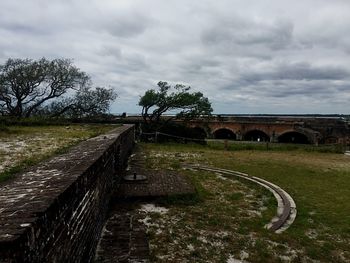 Arch bridge against sky