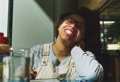 Portrait of a smiling young woman in restaurant