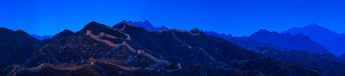 Panoramic view of the great wall and the mountains at dusk