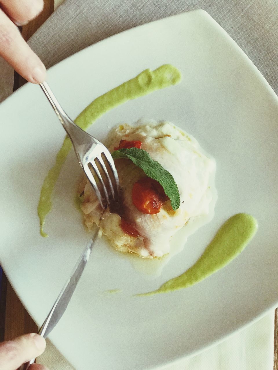 CROPPED IMAGE OF HAND HOLDING ICE CREAM