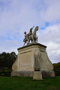 Statue against sky