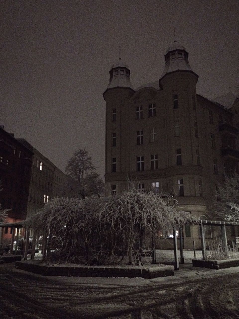 architecture, building exterior, built structure, sky, tree, building, tower, exterior, outdoors, city, house, residential structure, no people, street, residential building, clear sky, history, dusk, low angle view, night