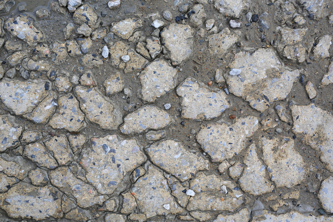 HIGH ANGLE VIEW OF STONES ON ROCK