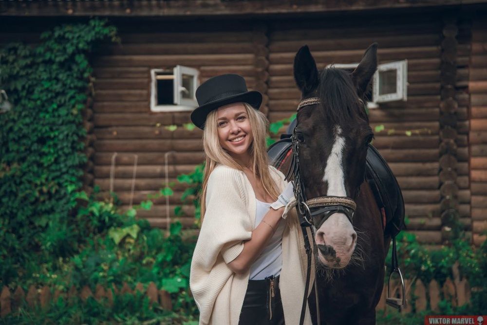 horse, smiling, happiness, women, adult, emotion, hat, domestic animals, animal, clothing, mammal, animal themes, pet, portrait, architecture, female, livestock, lifestyles, togetherness, standing, leisure activity, young adult, nature, costume, child, cheerful, day, outdoors, looking at camera, long hair, animal wildlife, friendship, positive emotion, person, farm, fun, building exterior, childhood, cowboy hat, celebration, fashion accessory, built structure, rural scene, waist up, ranch, plant