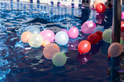 Balloons in the water of the pool for a party