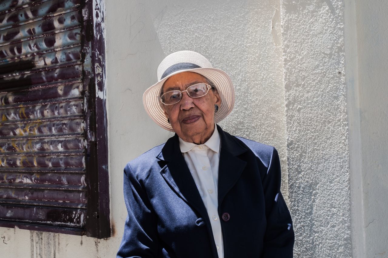 senior adult, senior men, real people, eyeglasses, looking at camera, front view, portrait, one person, architecture, day, built structure, standing, lifestyles, building exterior, outdoors, one senior man only, people