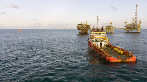 Anchor handling tugboat maneuvering at offshore oil field