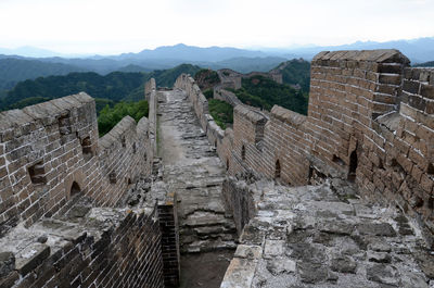 Great wall of china against mountains